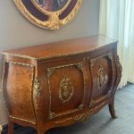 کنسول 130 خمره کد 114 صنایع چوب رادین، محصول لوکس کیمیا کالکشن با طراحی خاص خمره‌ای، ساخته‌شده از چوب مرغوب و رنگ‌آمیزی براق، انتخابی عالی برای سالن پذیرایی و دکوراسیون کلاسیک و مدرن.