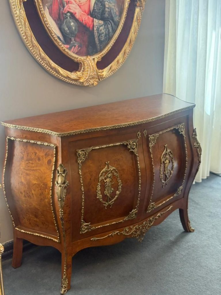 کنسول 130 خمره کد 114 صنایع چوب رادین، محصول لوکس کیمیا کالکشن با طراحی خاص خمره‌ای، ساخته‌شده از چوب مرغوب و رنگ‌آمیزی براق، انتخابی عالی برای سالن پذیرایی و دکوراسیون کلاسیک و مدرن.