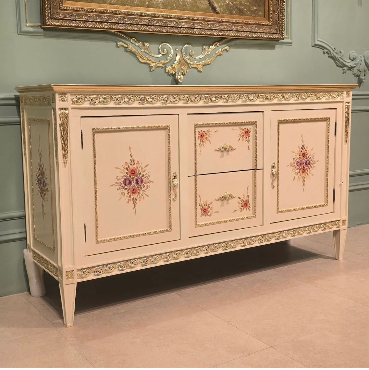 کنسول منبت چوب روس کرم نقاشی صنایع چوب رادین | کد 113 لوکس و کلاسیک با طراحی اصیل کنسول منبت چوب روس کرم نقاشی کد 113 صنایع چوب رادین، محصولی لوکس و کلاسیک با منبتکاری دستی، ساخته شده از چوب روس مرغوب و رنگآمیزی کرم شیک، مناسب سالن پذیرایی و دکوراسیون داخلی.