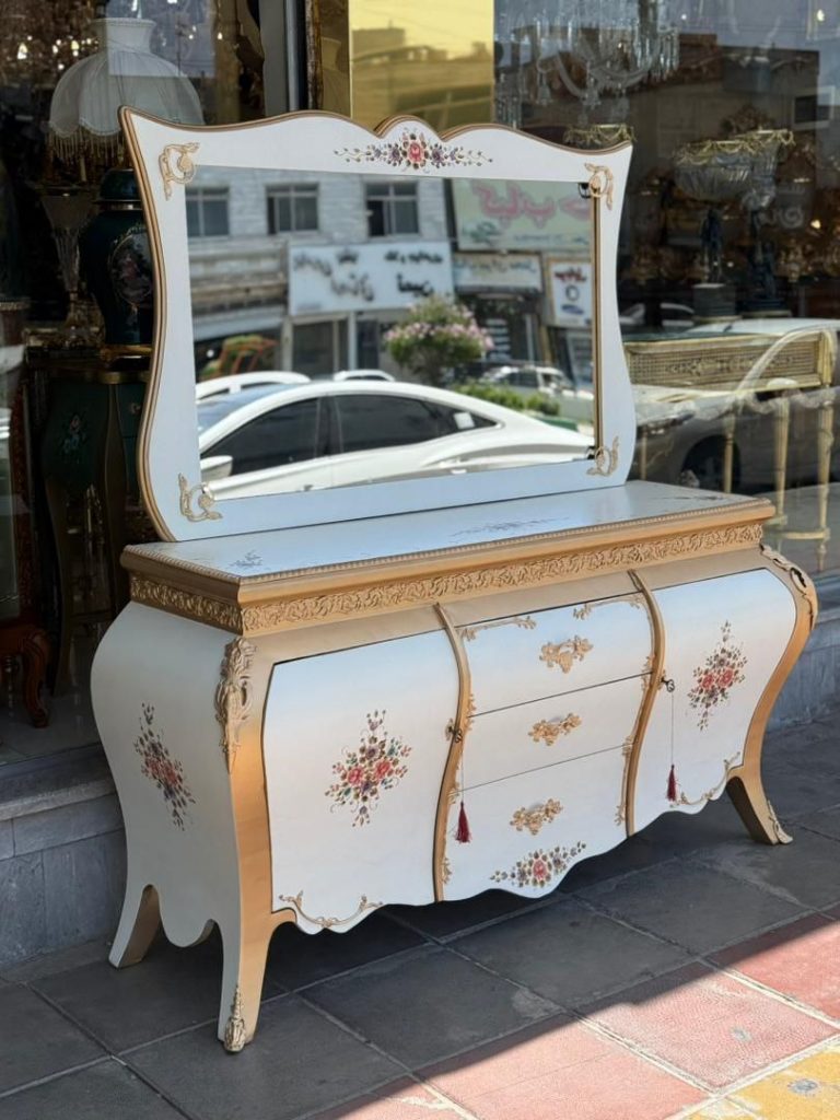 کنسول ژولیت چوب روس با نقاشی کد 115 صنایع چوب رادین، محصولی خاص از کیمیا کالکشن با طراحی کلاسیک، ساخته‌شده از چوب روس مرغوب و رنگ‌آمیزی هنری براق، انتخابی عالی برای دکوراسیون لوکس.