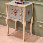 گل میز ۳ کشو چوب روس کد 112 صنایع چوب رادین، طراحی لوکس و مقاوم با سه کشوی کاربردی و سطح مناسب برای دکوراسیون داخلی سالن پذیرایی، اتاق نشیمن و لابی.