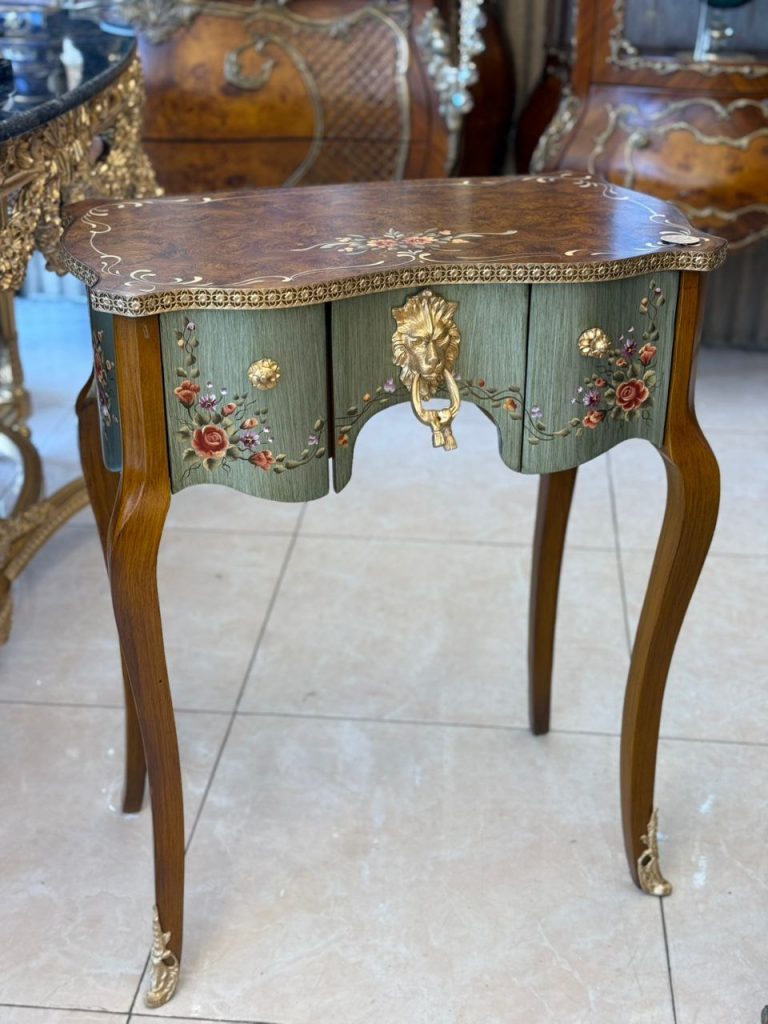 گل میز سه کشو فرانسه کد 118 صنایع چوب رادین، محصول خاص کیمیا کالکشن با طراحی کلاسیک فرانسوی، ساخته‌شده از چوب مرغوب و پرداخت براق، انتخابی عالی برای سالن پذیرایی و نشیمن لوکس.