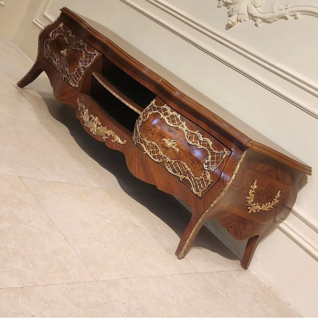 میز TV دو خم کد 120 صنایع چوب رادین، محصول مدرن و لوکس کیمیا کالکشن با طراحی منحصر به فرد دو خم، بدنه چوبی مرغوب و پرداخت براق، انتخابی عالی برای تلویزیون و تجهیزات جانبی در دکوراسیون نشیمن.