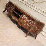 میز TV دو خم کد 120 صنایع چوب رادین، محصول مدرن و لوکس کیمیا کالکشن با طراحی منحصر به فرد دو خم، بدنه چوبی مرغوب و پرداخت براق، انتخابی عالی برای تلویزیون و تجهیزات جانبی در دکوراسیون نشیمن.