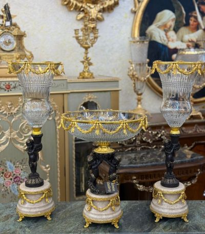 ست سه تکه کریستال برنز صنایع چوب رادین، ساخته شده از کریستال اصل شفاف و برنز مقاوم، مناسب برای دکوراسیون لوکس، سالن پذیرایی، ویترین و کنسول.