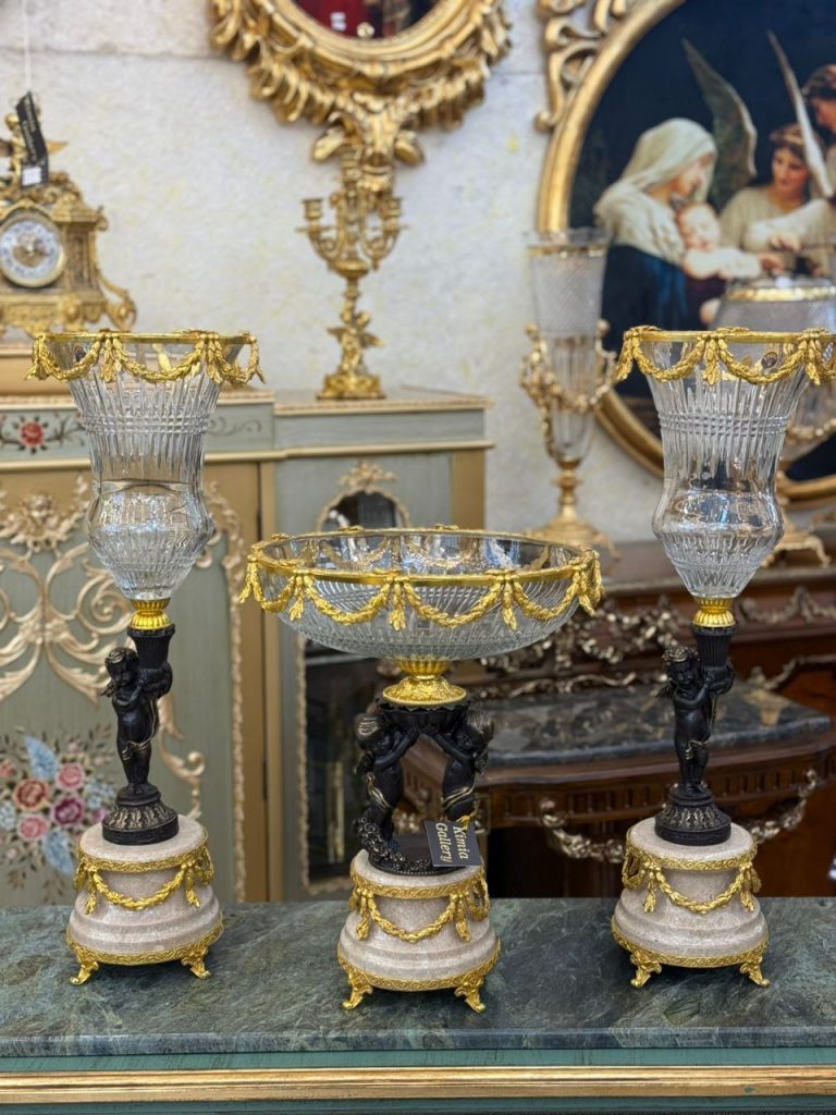 ست سه تکه کریستال برنز صنایع چوب رادین، ساخته شده از کریستال اصل شفاف و برنز مقاوم، مناسب برای دکوراسیون لوکس، سالن پذیرایی، ویترین و کنسول.