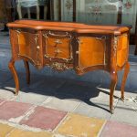 کنسول فیروزه کد 116 صنایع چوب رادین، محصول خاص کیمیا کالکشن با طراحی کلاسیک و بدنه چوبی مرغوب، رنگ‌آمیزی خاص و پرداخت براق، انتخابی عالی برای سالن پذیرایی و نشیمن لوکس.