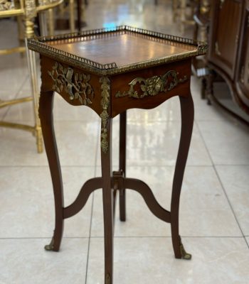 گل میز چوبی صنایع چوب رادین ساخته شده از چوب روس اصل با روکش مازول ترک و برنزکاری زیبا، در ابعاد ارتفاع 80 و طول 38 سانتی‌متر. این محصول آنتیک و لوکس برای دکوراسیون کلاسیک، فضای پذیرایی و منازل سلطنتی انتخابی بی‌نظیر است.