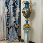 کاپ چینی برنز و ستون چینی صنایع چوب رادین کد 122 ساخته شده از چینی مرغوب و برنز اصل با طراحی کلاسیک، مناسب دکوراسیون لوکس و آنتیک منزل و پذیرایی. محصولی اصیل با جزئیات ظریف و ترکیب هنرمندانه چینی سفید و طلایی برنز.