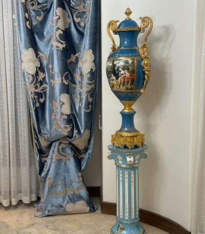 کاپ چینی برنز و ستون چینی صنایع چوب رادین کد 122 ساخته شده از چینی مرغوب و برنز اصل با طراحی کلاسیک، مناسب دکوراسیون لوکس و آنتیک منزل و پذیرایی. محصولی اصیل با جزئیات ظریف و ترکیب هنرمندانه چینی سفید و طلایی برنز.