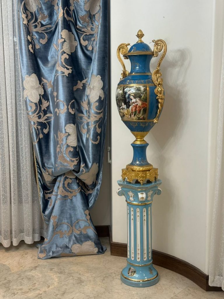 کاپ چینی برنز و ستون چینی صنایع چوب رادین کد 122 ساخته شده از چینی مرغوب و برنز اصل با طراحی کلاسیک، مناسب دکوراسیون لوکس و آنتیک منزل و پذیرایی. محصولی اصیل با جزئیات ظریف و ترکیب هنرمندانه چینی سفید و طلایی برنز.