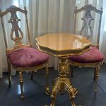 قهوه‌خوری مدل گیتار ساخته شده از چوب راش و روکش ورق طلا از صنایع چوب رادین، محصولی آنتیک، لوکس و اصیل با طراحی خاص برای دکوراسیون کلاسیک و پذیرایی‌های رسمی، ارائه‌شده توسط فروشگاه کیمیا کالکشن.