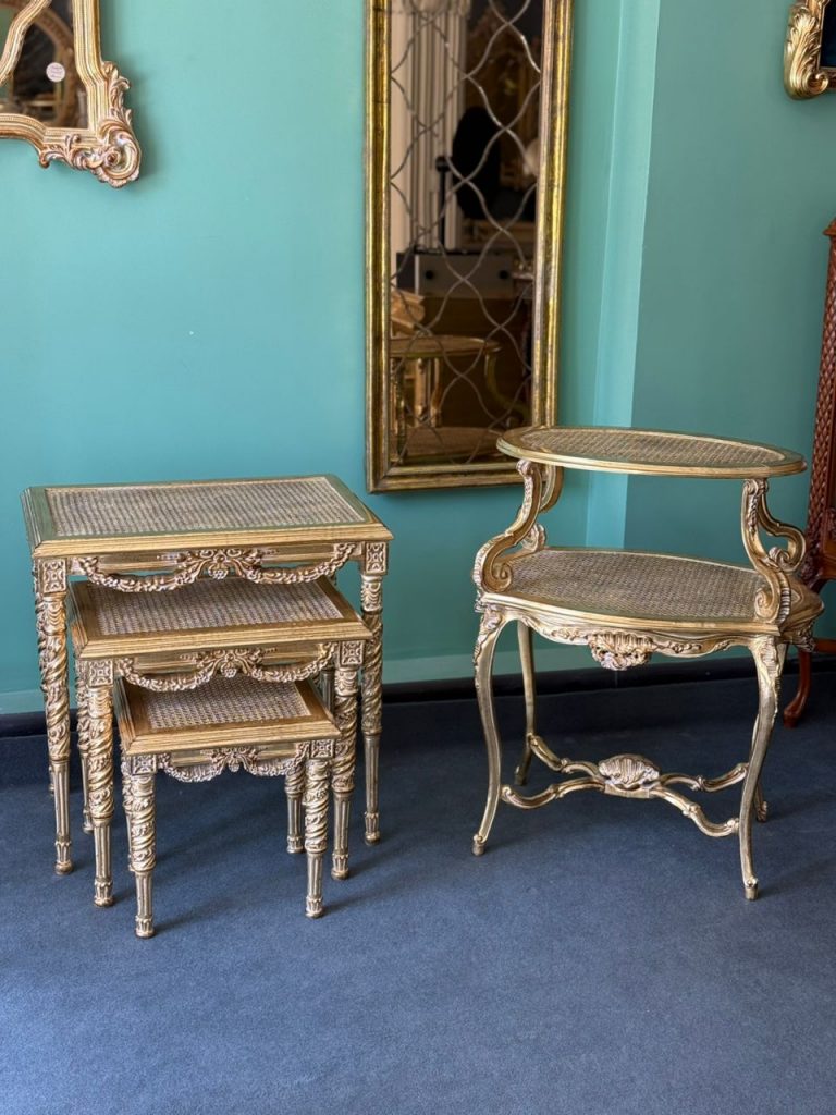 کافی تیبل و عسلی صفحه حصیر ساخته شده از چوب راش طبیعی با روکش ورق طلا، طراحی صنایع چوب رادین، مناسب دکوراسیون لوکس منزل و پذیرایی، دارای پایه‌های منبت‌کاری شده و صفحه بافت‌دار حصیری، در رنگ‌های متنوع و با کیفیت بالا از مجموعه کیمیا کالکشن.