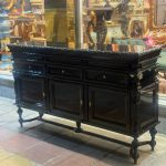 کنسول سه درب صاف از برند صنایع چوب رادین ساخته شده از چوب راش و روس با طراحی کلاسیک و لوکس، محصولی از مجموعه کیمیا کالکشن با روکش براق پلی‌استر و ابعاد استاندارد ۱۸۰ تا ۲۰۰ سانتی‌متر در طول، مناسب برای دکوراسیون خانه‌های شیک و اصیل.