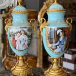 کاپ چینی برنز صنایع چوب رادین مدل 127 ساخته‌شده از چینی باکیفیت و فلز برنز اصل، مناسب برای دکوراسیون کلاسیک، میز پذیرایی و ویترین لوکس. طراحی زیبا و ظریف با جزئیات درخشان و اصالت ایرانی.