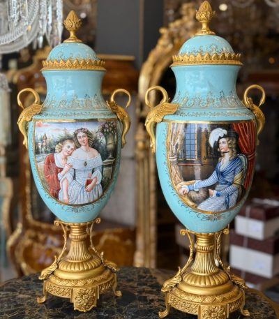 کاپ چینی برنز صنایع چوب رادین مدل 127 ساخته‌شده از چینی باکیفیت و فلز برنز اصل، مناسب برای دکوراسیون کلاسیک، میز پذیرایی و ویترین لوکس. طراحی زیبا و ظریف با جزئیات درخشان و اصالت ایرانی.