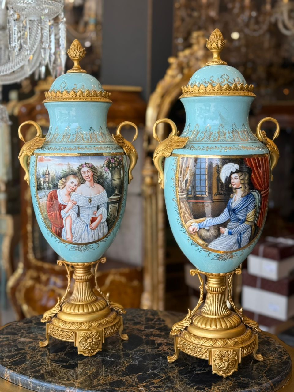 کاپ چینی برنز صنایع چوب رادین مدل 127 | دکوری لوکس و اصیل کاپ چینی برنز صنایع چوب رادین مدل 127 ساختهشده از چینی باکیفیت و فلز برنز اصل، مناسب برای دکوراسیون کلاسیک، میز پذیرایی و ویترین لوکس. طراحی زیبا و ظریف با جزئیات درخشان و اصالت ایرانی.