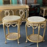 گلمیز پایین حصیر صنایع چوب رادین ساخته‌شده از چوب راش با روکش ورق طلا، طراحی کلاسیک و منبت‌کاری ظریف، مناسب برای دکوراسیون لوکس و اصیل ایرانی، ارتفاع 75 و طول 60 سانتی‌متر، محصولی خاص از برند معتبر صنایع چوب رادین برای منزل‌های سلطنتی و مجلل.