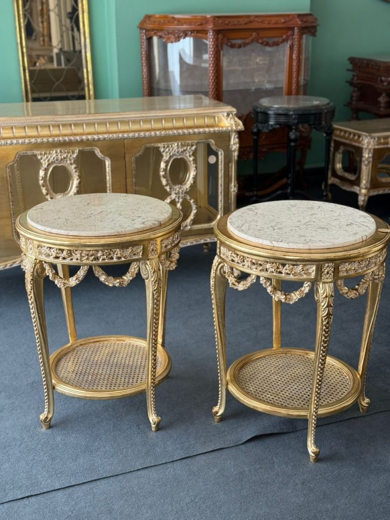 گلمیز پایین حصیر صنایع چوب رادین ساخته‌شده از چوب راش با روکش ورق طلا، طراحی کلاسیک و منبت‌کاری ظریف، مناسب برای دکوراسیون لوکس و اصیل ایرانی، ارتفاع 75 و طول 60 سانتی‌متر، محصولی خاص از برند معتبر صنایع چوب رادین برای منزل‌های سلطنتی و مجلل.