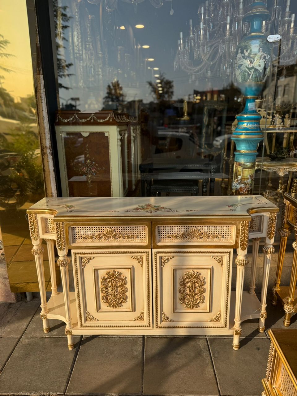 کنسول ۶ پایه منبت صنایع چوب رادین مدل 128 | کنسول لوکس چوب راش کنسول ۶ پایه منبت صنایع چوب رادین مدل 128 ساختهشده از چوب راش با تزئینات برنز، طراحی کلاسیک و دستساز ایرانی. مناسب برای دکوراسیون لوکس، سالن پذیرایی و ورودی خانه.