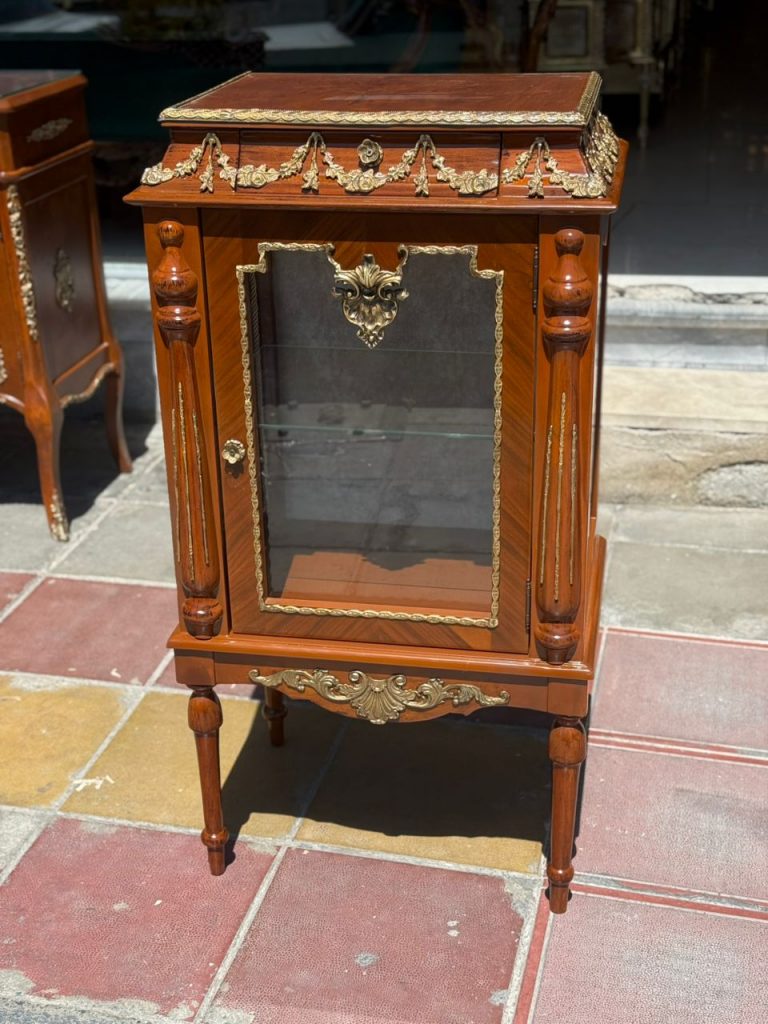 مینی ویترین الیزا صنایع چوب رادین مدل 129 ساخته‌شده از چوب راش با قاب‌های شیشه‌ای کریستال، طراحی کلاسیک و دست‌ساز. مناسب برای نمایش ظروف تزئینی و دکور منزل.