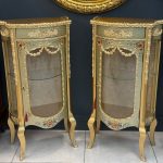 مینی ویترین تک درب هلال از چوب روس و برنز اصل ساخته شده است. محصولی شیک از برند صنایع چوب رادین با طراحی هلالی و شیشه کریستال شفاف، مناسب برای دکوراسیون کلاسیک و لوکس. عرضه در فروشگاه کیمیا کالکشن.