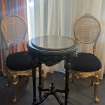 صندلی حصیری چوبی ساخته شده از چوب راش طبیعی و الیاف دست‌بافت برند صنایع چوب رادین مدل ۱۲۶ با طراحی کلاسیک و ظاهری لوکس مناسب دکوراسیون داخلی، تراس، باغ و کافی‌شاپ، محصولی از فروشگاه کیمیا کالکشن