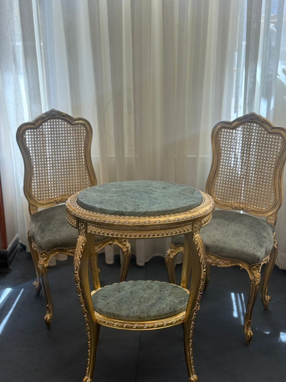 صندلی رز و میز بیضی چوب راش و ورق طلا صنایع چوب رادین مدل 123 لوکس و کلاسیک صندلی رز و میز بیضی از صنایع چوب رادین ساختهشده از چوب راش و تزئینشده با ورق طلا، طراحی کلاسیک و منبتکاری گل رز، مناسب دکوراسیون لوکس و مجلل، مناسب برای سالن پذیرایی، فضاهای سلطنتی و دکوراسیون نئوکلاسیک با کیفیت ساخت بالا و جزئیات ظریف.