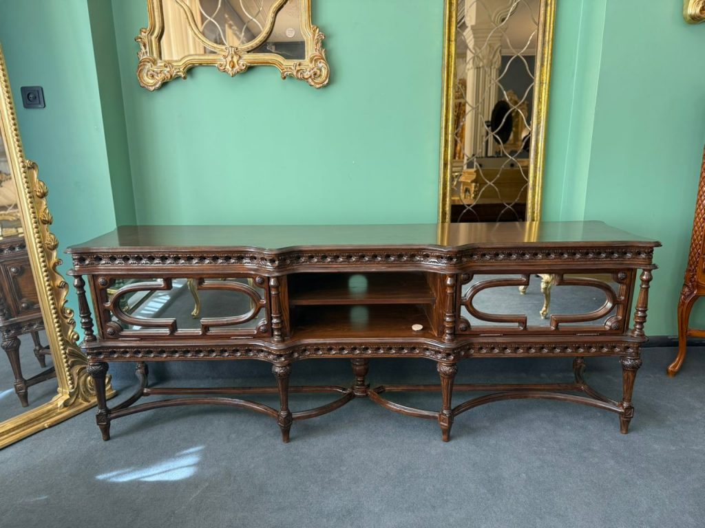 تی وی نگینی صنایع چوب رادین ساخته‌شده از چوب راش طبیعی با طراحی آنتیک، مناسب برای دکوراسیون لوکس منزل، رنگ قابل‌سفارش، کیفیت بالا، دوام عالی، ساخت ایران، مدل 138، میز تلویزیون مدرن و کلاسیک.