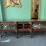 تی وی نگینی صنایع چوب رادین ساخته‌شده از چوب راش طبیعی با طراحی آنتیک، مناسب برای دکوراسیون لوکس منزل، رنگ قابل‌سفارش، کیفیت بالا، دوام عالی، ساخت ایران، مدل 138، میز تلویزیون مدرن و کلاسیک.