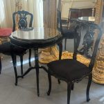 تصویر صندلی پشت منبت میز چهار ضلعی ساخته شده از چوب راش اصل و پارچه ترک با طراحی کلاسیک و برند صنایع چوب رادین، محصولی لوکس از فروشگاه کیمیا کالکشن مناسب برای دکوراسیون آنتیک و کلاسیک با ظرافت منبت‌کاری دست‌ساز.